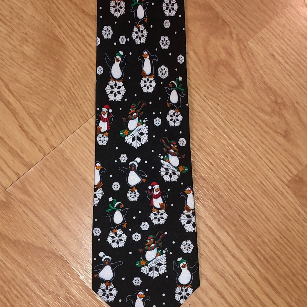 Hallmark CHRISTMAS Tie collectors item - MINT CONDITION penguins snowflakes - Picture 3 of 7